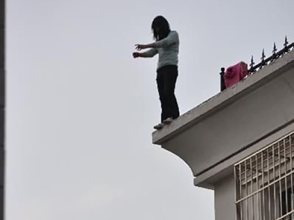 Một phụ nữ nước ngoài nhảy lầu tử vong