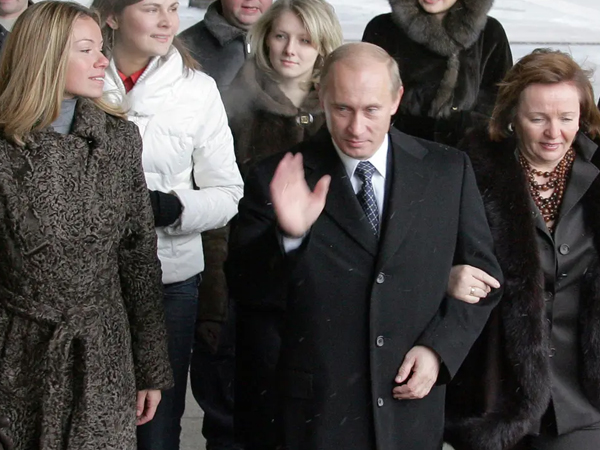 Nhìn lại thông tin về hai 'tiểu thư' nhà Tổng thống Putin vừa bị Mỹ áp lệnh trừng phạt
