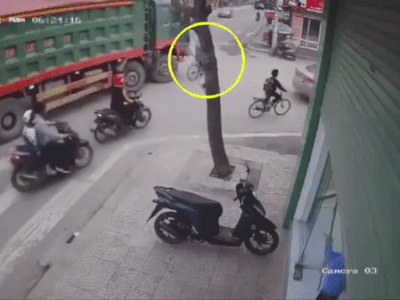 Clip: Di chuyển đúng điểm mù, cụ ông đi xe đạp bị xe ben 'nuốt trọn' tử vong tại chỗ