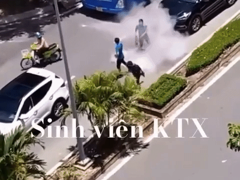 Tài xế xe bus vác bình cứu hỏa đánh nhau náo loạn đường phố và cái kết 'gió đổi chiều'