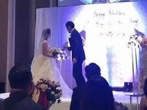 Kết hôn với bạn thân của vợ, người đàn ông 'muối mặt' khi nhận 'món quà' bất ngờ từ người cũ