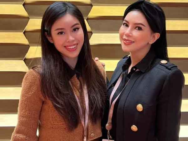 Mẹ chồng Tăng Thanh Hà cùng con gái dự show ở Thụy Sĩ, nhan sắc 'hack tuổi' cứ ngỡ hai chị em