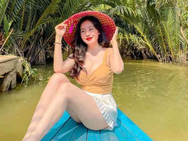 Bà Tưng khoe vòng một căng tràn ngộp thở khi đi thuyền, phủ nhận tin đồn thất thiệt từ miệng 'người dưng'