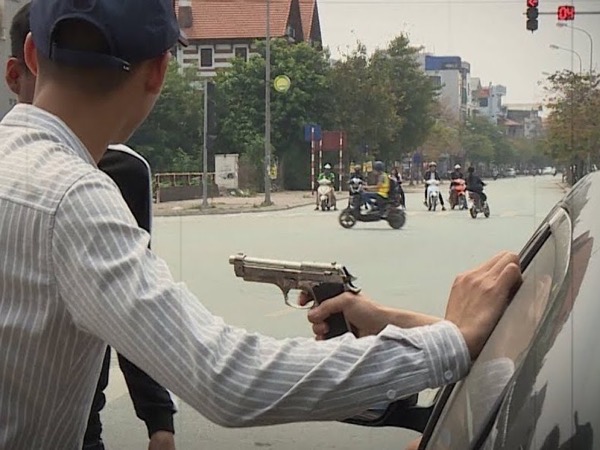 Nhóm người đang đứng bên đường tại Hà Nội bất ngờ bị kẻ lạ nổ súng bắn