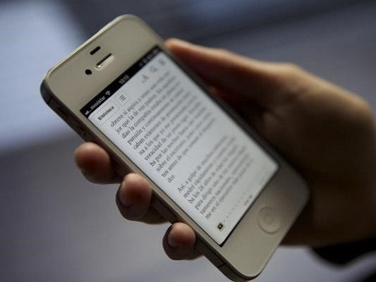 Đọc văn bản trên smartphone làm giảm khả năng hiểu của não