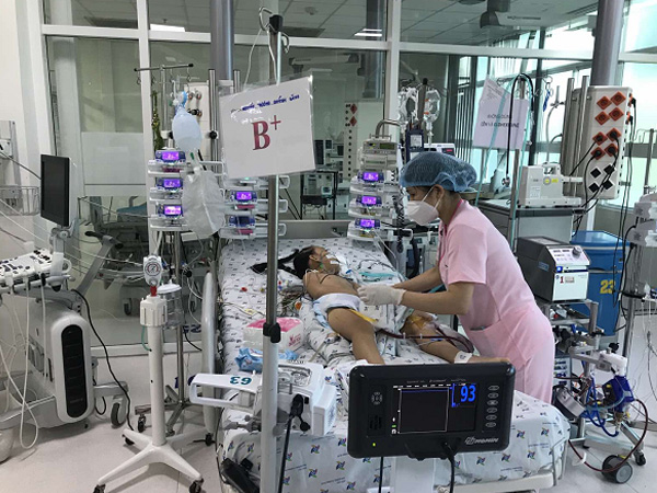 Hậu covid-19 2 tuần, bé gái sốt nhẹ rồi nguy kịch, bác sĩ chỉ dấu hiệu cần đi khám ngay
