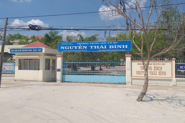 Đang trong lớp học, nam sinh lớp 6 bất ngờ chạy ra ngoài lan can rồi nhảy lầu