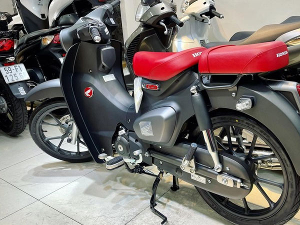 Honda Super Cub C125 đen nhám bị hét chênh hơn 100 triệu đồng