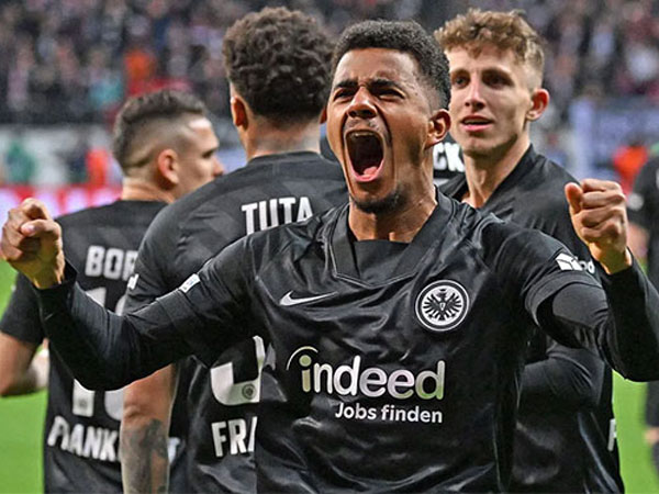 Chơi hơn người, Barca vẫn bị Frankfurt cắt mạch thắng