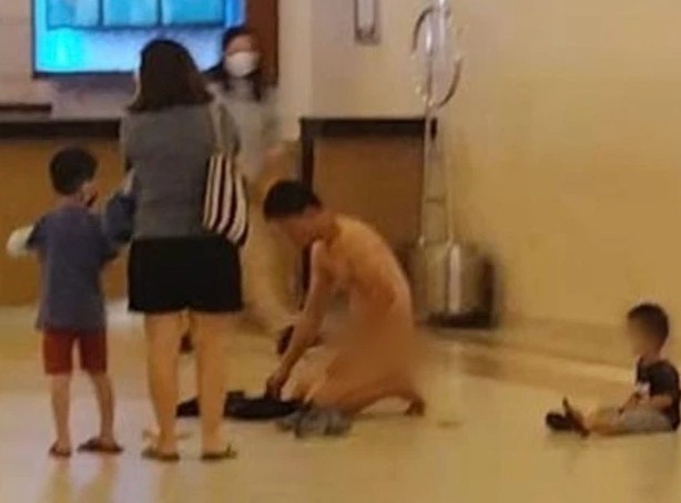 Người đàn ông bỗng dưng lột sạch đồ trước mặt vợ con, nguyên nhân gây bất ngờ