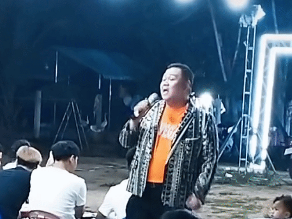 Xôn xao clip Minh Béo đi hát tại hội chợ, khán giả ngao ngán tới mức không thèm nhìn mặt?