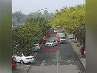 Video: Ba người được cứu thoát sau khi chiếc xe bất ngờ lao xuống sông