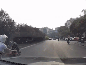 Màn đáp trả 'ăn miếng trả miếng' giữa ô tô và mô tô phân khối lớn trên phố Hà Nội khiến người xem bất bình