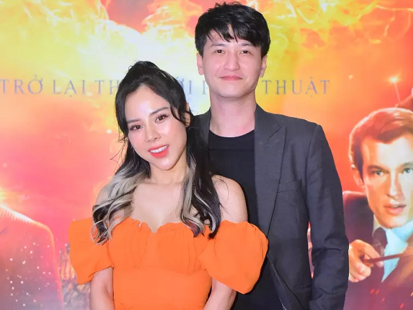 Huỳnh Anh tình tứ ôm eo bạn gái hơn 6 tuổi xem phim bom tấn Sinh vật huyền bí