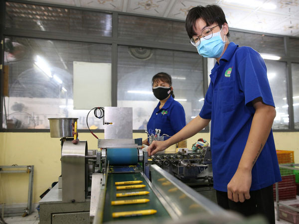 NÓNG: Đề xuất hỗ trợ mức đóng BHYT cho thân nhân của người lao động