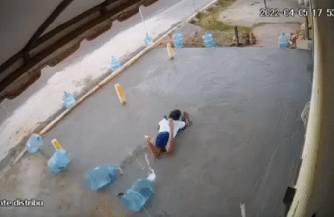 Bé gái ngã sấp mặt vào sân xi măng nhão nhoét, dân mạng bóc mẽ nguyên nhân xuất phát từ người lớn
