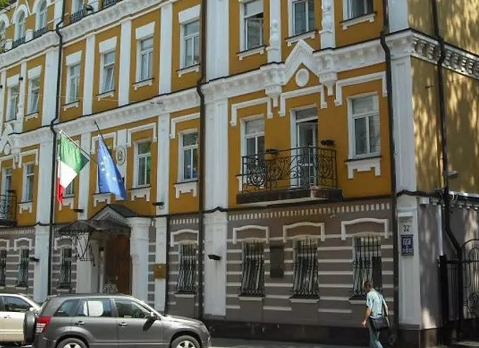 Italia mở lại đại sứ quán ở Kiev, Anh chuyển vũ khí cho Ukraine
