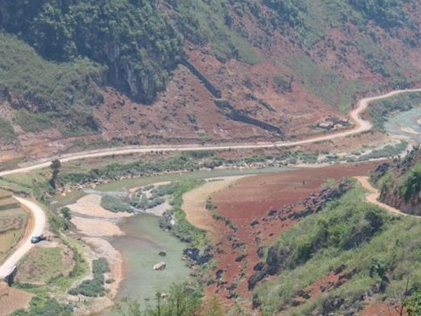 Một xã ở Hà Giang cảnh báo người dân không lại gần hàng rào có điện của Trung Quốc