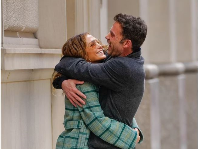 Jennifer Lopez đính hôn cùng Ben Affleck sau tái hợp