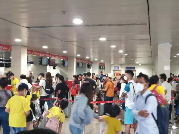 Người dân ùn ùn đổ về sân bay Tân Sơn Nhất để đi chơi lễ