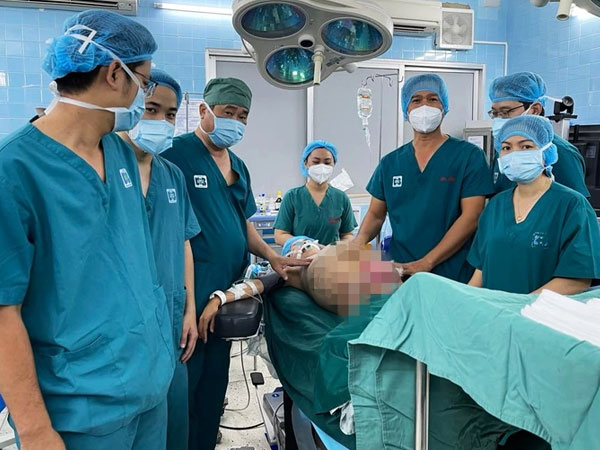 Khối u 20kg ăn đến xương và 6 giờ cân não giành giật sự sống cho người mẹ trẻ 24 tuổi