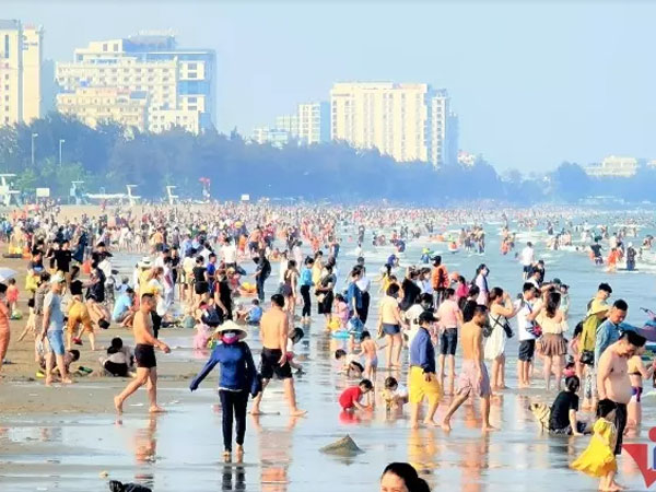 Biển Sầm Sơn ken cứng người ngày đầu nghỉ lễ Giỗ Tổ