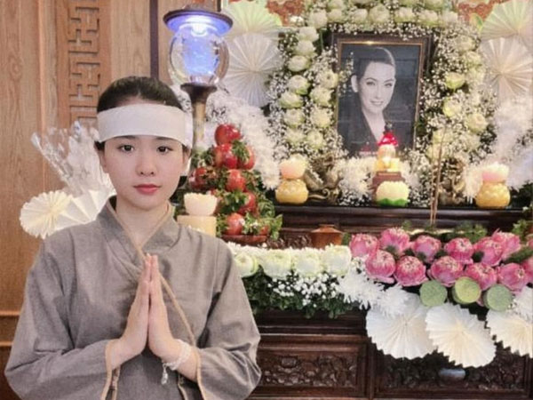 Con nuôi Phi Nhung nói lời xúc động trong ngày sinh nhật cố ca sĩ: 'Năm trước mẹ còn ôm hôn con...'