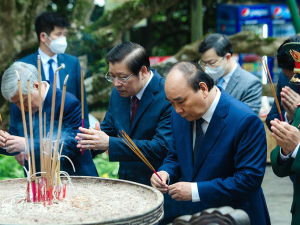 Chủ tịch nước Nguyễn Xuân Phúc dâng hương tưởng niệm các Vua Hùng