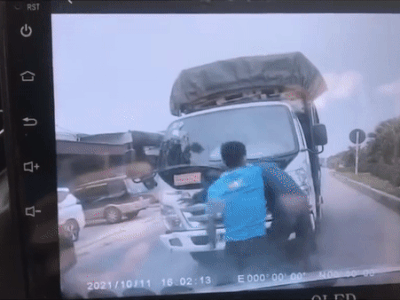 Clip: 2 tài xế dừng xe lao vào đánh nhau giữa đường, một người bị 'hạ gục' bởi những cú đấm liên tiếp giáng xuống đầu