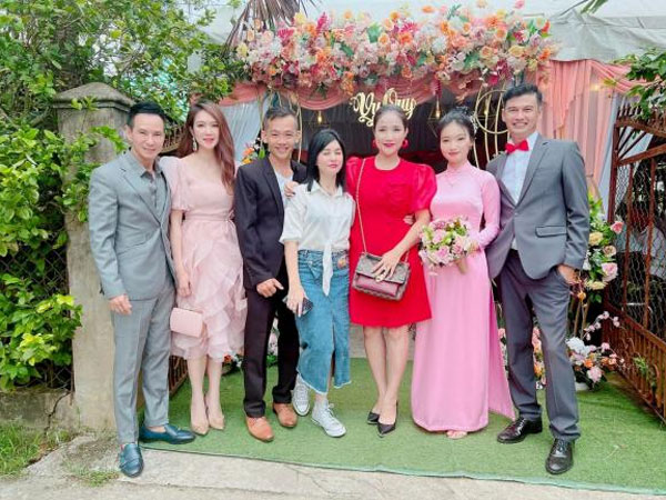 Nghệ sĩ hài Tiết Cương gây sốc khi âm thầm đám cưới ở tuổi 49, nhan sắc vợ trẻ kém nhiều tuổi chiếm trọn spotlight