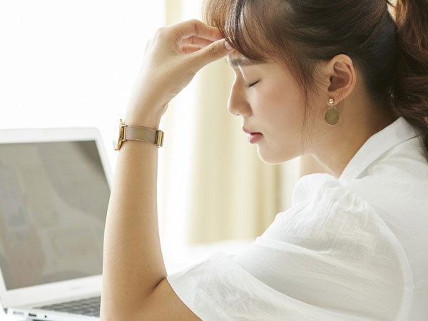 Chồng nhắn tin thân mật với người đàn bà trẻ hơn tôi 20 tuổi