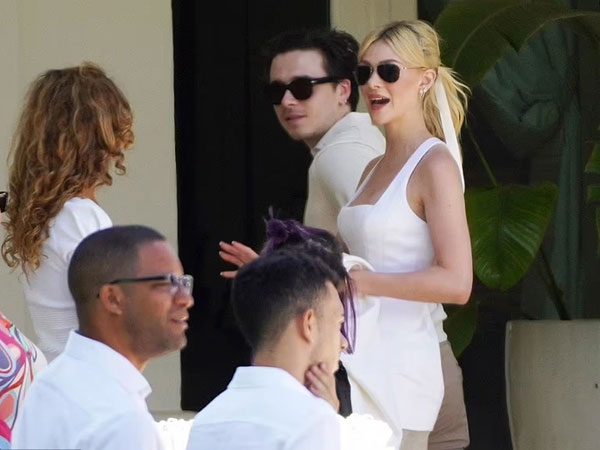 Brooklyn Beckham và vợ lần đầu xuất hiện sau lễ cưới
