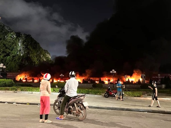 Cháy dữ dội tại chợ hải sản lớn nhất Hạ Long