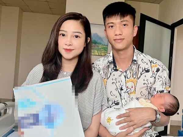 Tiền vệ Phan Văn Đức đón sinh nhật bên quý tử mới chào đời, nhan sắc bà xã sau sinh gây chú ý