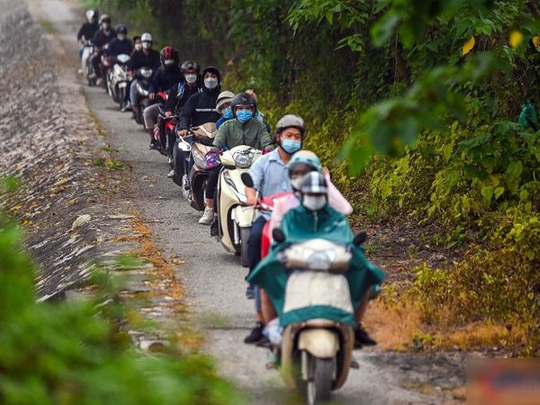 Đường phố Hà Nội kẹt cứng sau nghỉ lễ, người dân ‘vượt mương’ thoát ùn tắc