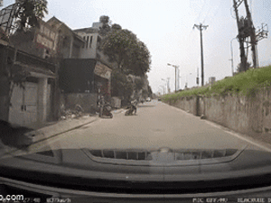 'Xe cứu chủ' trong 2 vụ tai nạn 'thót tim' xảy ra cách nhau 2 năm, đoạn clip khiến người xem bất ngờ