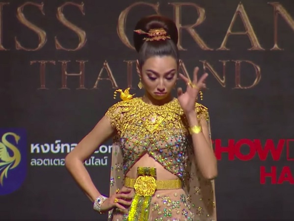 Biểu cảm hài hước của Thuỳ Tiên khi gặp sự cố trên sân khấu Miss Grand Thailand gây chú ý