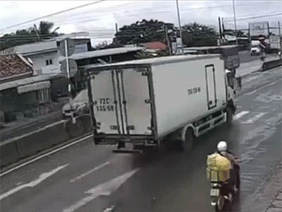 Tránh chú chó sang đường, xe SUV gây họa cho xe tải phía sau