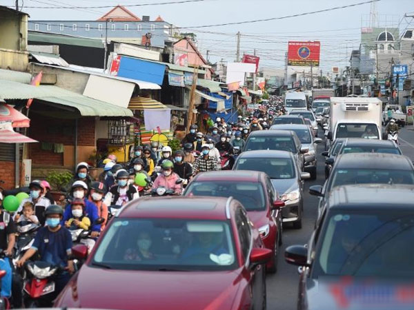 Ngàn người chen chân về TP.HCM sau nghỉ lễ, phà Cát Lái kẹt không lối thoát
