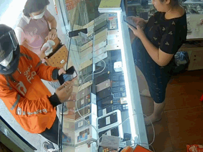 Clip: Vờ mua điện thoại rồi bỏ chạy, tên cướp nhận ngay kết đắng
