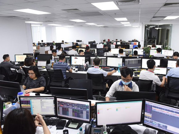 Chứng khoán 'vượt bão' cách nào?