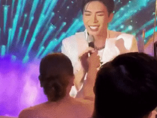 Sau nghi vấn hát nhép, Erik đang diễn đưa luôn mic cho Hồ Ngọc Hà để chứng minh hát live