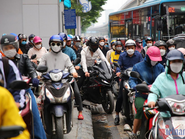 Hà Nội sáng đầu tuần, tắc cứng dưới lòng đường, xe lên vỉa hè cũng ‘đứng im’