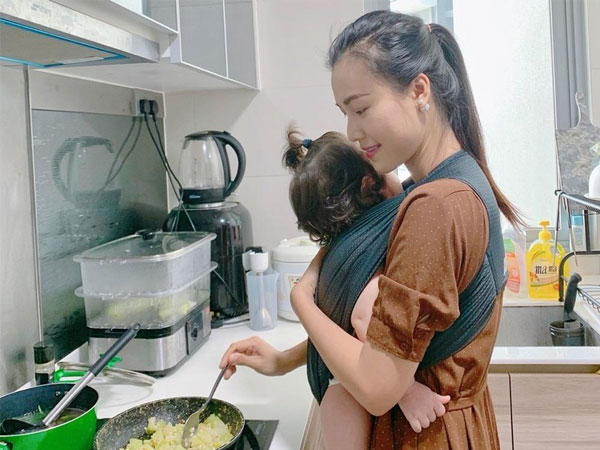 Trước ly hôn, Á hậu Hoàng Oanh từng stress vì chăm con, 10h tối vẫn rửa chén