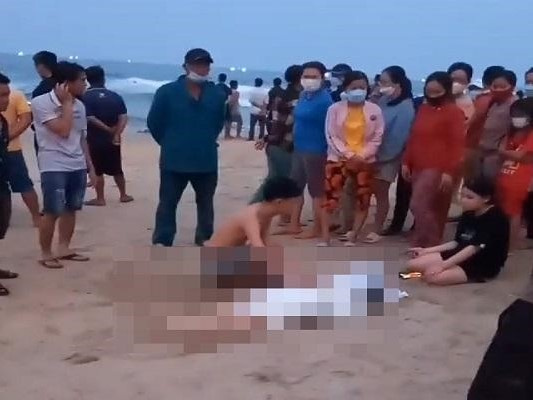 Đi tắm biển ngày nghỉ bù lễ, 2 học sinh chết đuối thương tâm