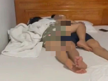 Bắt tại trận vợ đang ôm nhân tình 'say giấc nồng' trong khách sạn, pha xử lý cao tay của người chồng được dân tình hết lời khen ngợi