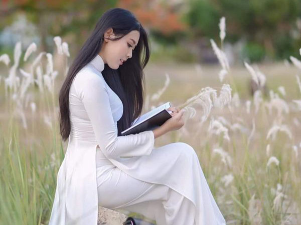 Cử nhân đại học ra trường vừa trông trẻ vừa làm giúp việc vì dịch bệnh không xin được việc, dân mạng an ủi: 'Kiếm tiền chân chính không có gì phải xấu hổ'