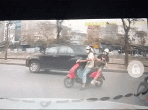 Nam thanh niên 'đánh rơi' bạn gái giữa đường, cú ngã lộn nhào đau đớn của cô gái khiến tất cả 'dở khóc dở cười'
