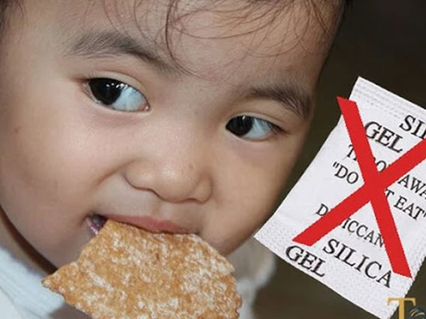 Con gái 3 tuổi ăn phải gói hút ẩm, hành động sơ cứu của người mẹ được bác sĩ khen hết lời