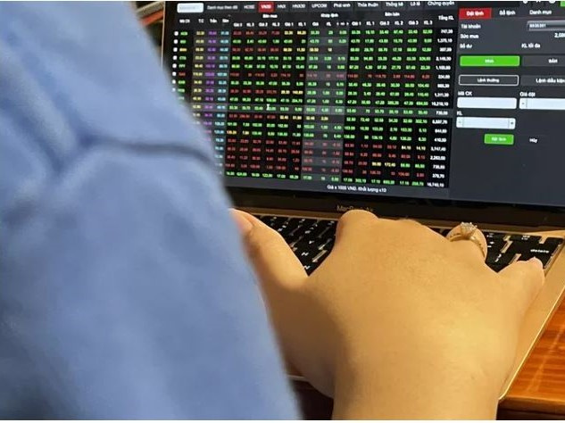 Đảo chiều ngoạn mục, chứng khoán xanh rì cuối phiên